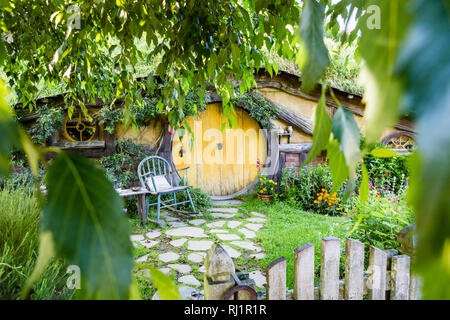 MataMata, Neuseeland - März 2017 Hobbit Haus mit schönen grünen Garten im Sommer Hobbiton Stockfoto