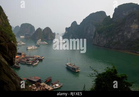 Die Halong Bay, Hanoi, Vietnam. Halong Bay liegt rund 144 km östlich von Hanoi in den Golf von Tonkin entfernt. Stockfoto