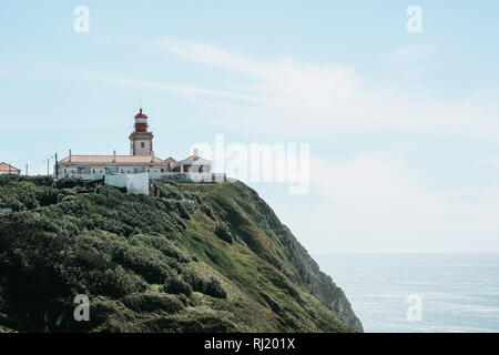 Schönen Blick auf den Leuchtturm und die natürliche Landschaft am Kap Roca in Portugal an einem sonnigen Tag Stockfoto