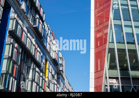 Buntes Glas Gebäude Architektur in Sir Simon Milton Square. Victoria, London, England Stockfoto