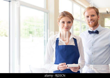 Portrait von selbstbewussten jungen Personal stehen im Restaurant Stockfoto