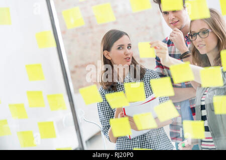 Creative Business Kollegen Planung Strategien für Haftnotizen Stockfoto
