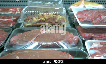 Close up Fleisch in Kunststoffbehälter an Markt. Stockfoto