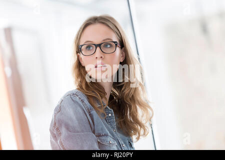 Schöne junge geschäftsfrau Brillen tragen, wenn Sie auf der Suche Stockfoto