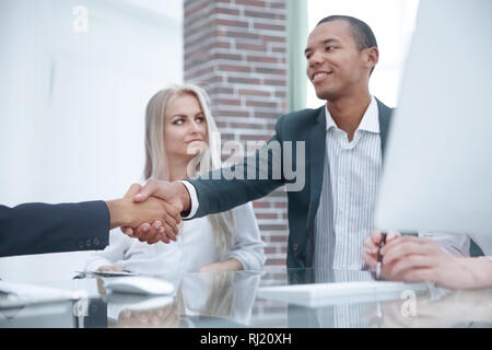 Nahaufnahme der Makler und seinem Kunden die Hände schütteln Stockfoto