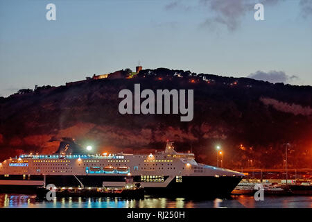 Abendlicher Blick von Montjuic Castle vom Hafen Stockfoto