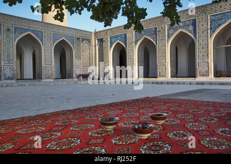 Stillleben Natur Morte mit Teegerichten in orientalischer Umgebung, Buchara, Usbekistan Stockfoto