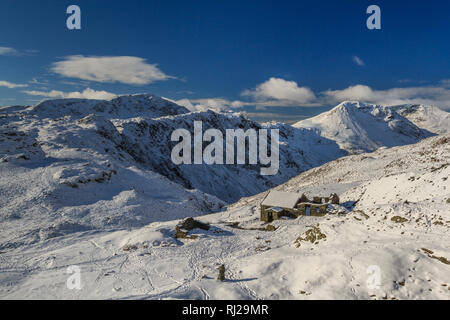 Dubs Bothy und Haystack, Schnee, Cumbria, England Stockfoto