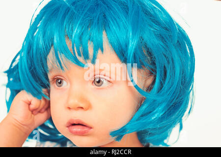 Funky style Schönheit. Cute Baby mit langen blauen Haare. Kleines Kind tragen blaue Perücke Haar. Kleine Zicklein in ausgefallenen Perücke Frisur. Adorable kleine Kind in Mode Stockfoto