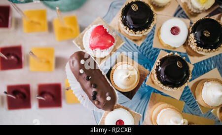 Eclairs mit Schokolade auf Glas Teller serviert Glasur Stockfoto