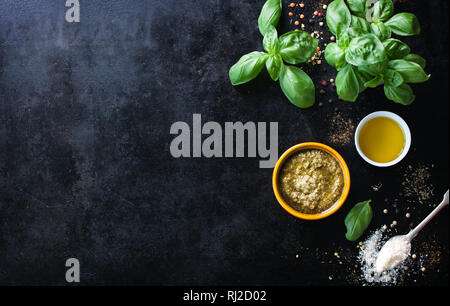 Essen, italienisches Essen Hintergrund, gesunde Lebensmittel oder Zutaten zum Kochen Pesto auf einem vintage Hintergrund, Ansicht von oben mit der Kopie Raum Stockfoto