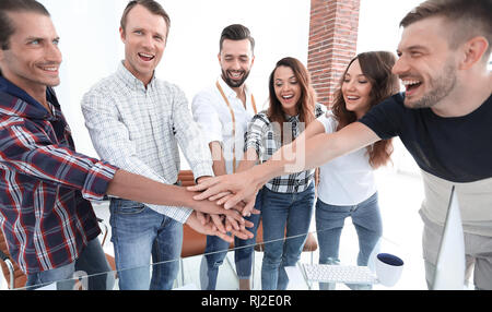 Handshake Kollegen in Creative Studio Stockfoto