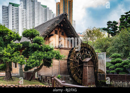 Eine Wassermühle in der Nan Lian Garden in Diamond Hill, Kowloon, Hong Kong, China, Asien. Stockfoto