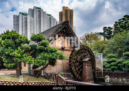 Eine Wassermühle in der Nan Lian Garden in Diamond Hill, Kowloon, Hong Kong, China, Asien. Stockfoto