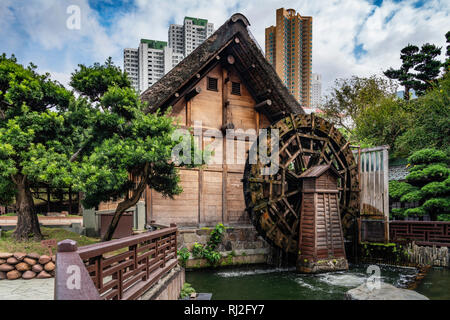 Eine Wassermühle in der Nan Lian Garden in Diamond Hill, Kowloon, Hong Kong, China, Asien. Stockfoto