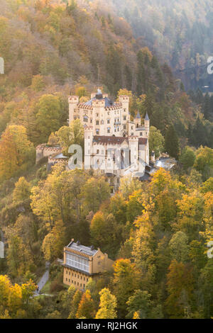 Schloss Hohenschwangau im Herbst gefärbten Bäumen. Schwangau, Schwaben, Bayern, Deutschland. Stockfoto