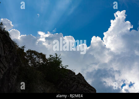Sonnenstrahlen und glühende Wolke Kanten hinter dem Hügel, Ansicht vom Fuss, tobati Bezirk, Cordillera Department, Paraguay Stockfoto