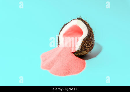 Sommer Konzept minimal. Hellen bunten Hintergrund mit Kokos und farbigen Sand in Pink und Türkis. Urlaub minimalen Begriff. Zeitgenössische ein Stockfoto