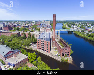 Lowell historische Innenstadt, Marrimack Fluss und Mühlen Luftaufnahme in Lowell, Massachusetts, USA. Stockfoto