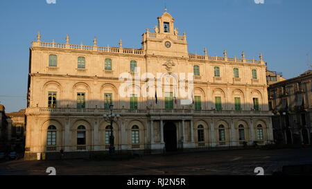 Catania, Sizilien. Ansicht des "Palazzo dell'Università, an der Piazza dell'Università gelegen. Stockfoto