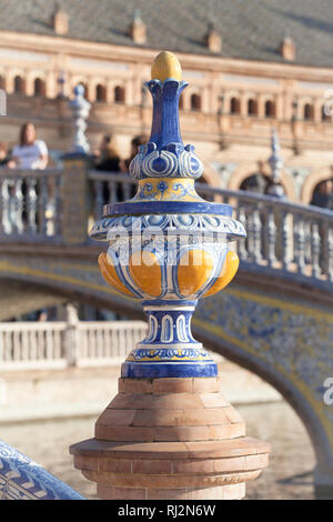 Touristen auf Besuch auf der berühmten von Sevilla Square und die Einrichtung des Details in Sevilla Stockfoto