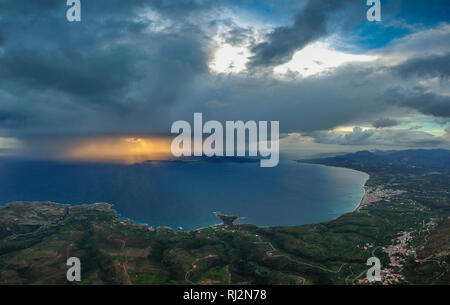 Antenne Panoramablick auf Elafonisos Island über den Lakonischen Golf in Peloponnes, Griechenland. Stockfoto