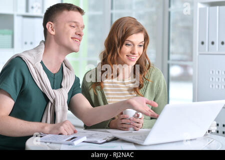 Porträt der jungen Leute, die im Büro Stockfoto