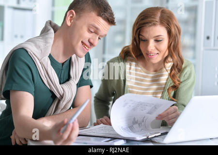 Porträt der jungen Leute, die im Büro Stockfoto