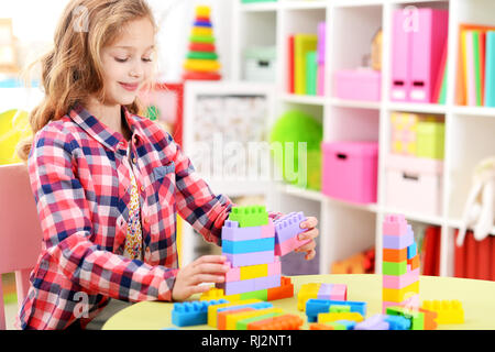 Portrait von Mädchen spielen mit Kunststoff Bausteine Stockfoto