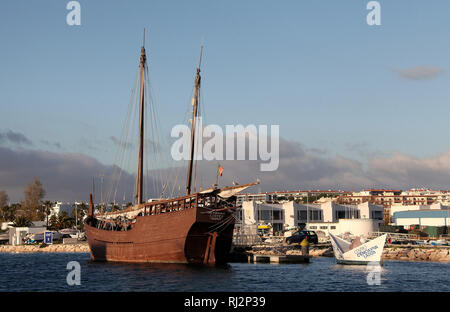 Replica Caravel bei Lagos in Portugal Stockfoto