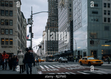 New York City - USA - 17.Dezember 2018: Alte Gebäude und Schaufenster der Fifth Avenue Straßenszene in Midtown Manhattan Stockfoto