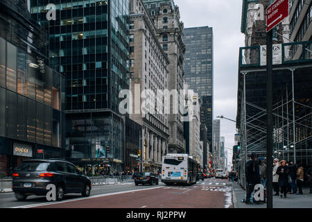 New York City - USA - 17.Dezember 2018: Alte Gebäude und Schaufenster der Fifth Avenue Straßenszene in Midtown Manhattan Stockfoto