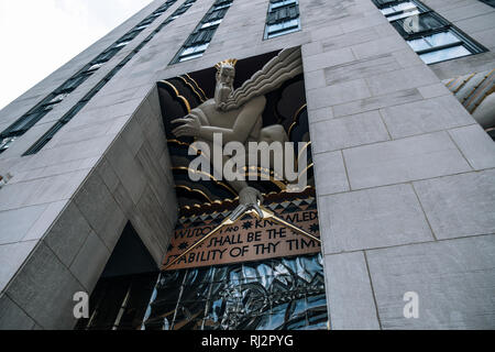 New York City - USA - 17.Dezember 2018: Die Unterseite der Perspektive nach außen Art Deco Details des Rockefeller Center Gebäude in Midtown Manhattan Stockfoto