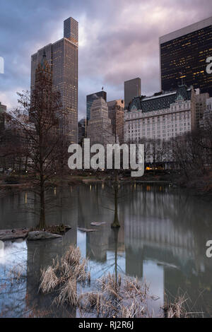 New York City - USA - Jan 9 2019: Stadtbild von Wohnung und Büro gebäude Blick vom Central Park in New York City Stockfoto