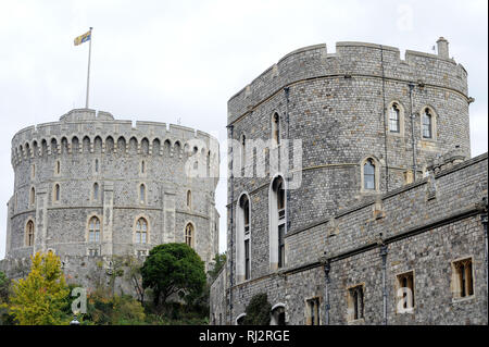 Runder Turm und unteren Station mit Henry III Turm von Schloss Windsor Royal Residence in Windsor, Berkshire, England, Vereinigtes Königreich. 25. Oktober 2008 © Stockfoto