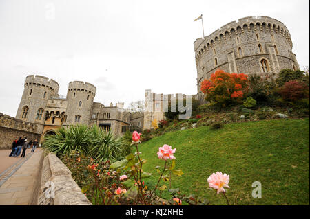 Mitte Bezirk mit Norman Tor und der runde Turm von Schloss Windsor Royal Residence in Windsor, Berkshire, England, Vereinigtes Königreich. 25. Oktober 2008 © WOJ Stockfoto