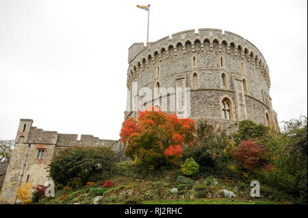 Mitte Bezirk mit Norman Tor und der runde Turm von Schloss Windsor Royal Residence in Windsor, Berkshire, England, Vereinigtes Königreich. 25. Oktober 2008 © WOJ Stockfoto