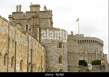 König Heinrich VIII. Tor, Henry III Tower und runden Turm, in der unteren Station von Windsor Castle Royal Residence in Windsor, Berkshire, England, Vereinigtes Königreich. Stockfoto