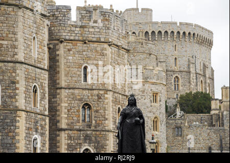 Queen Victoria Statue und König Heinrich VIII. Tor, Henry III Tower und runden Turm, in der unteren Station von Windsor Castle Royal Residence in Windsor, Berkshire, Stockfoto