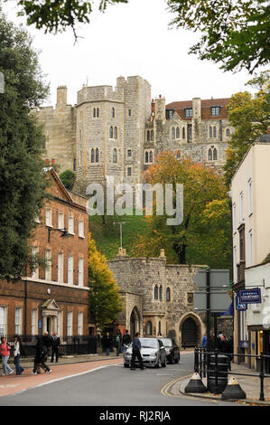 Queen Victoria Statue und König Heinrich VIII. Tor, Henry III Tower und runden Turm, in der unteren Station von Windsor Castle Royal Residence in Windsor, Berkshire, Stockfoto