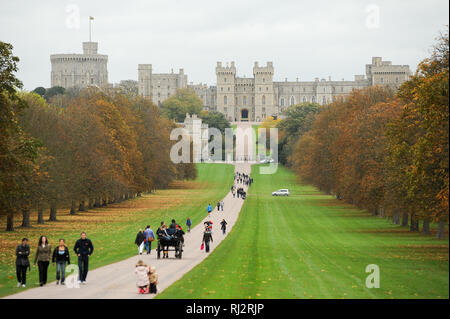 Der lange Weg vom Windsor Castle Royal Residence in Windsor, Berkshire, England, Vereinigtes Königreich. 25. Oktober 2008 © wojciech Strozyk/Alamy Stock Pho Stockfoto