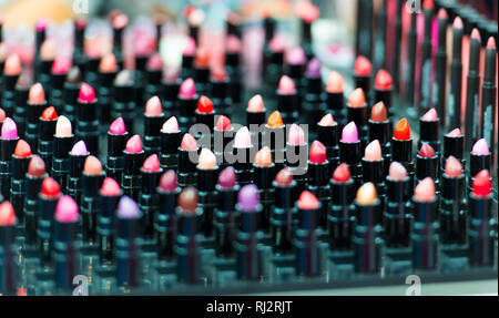 Schöne große multicolor professionelle Make-up-Set von vielen verschiedenen bunten Lippenstifte in schwarzem Kunststoff Rohre im Show Case, horizontale Bild Stockfoto