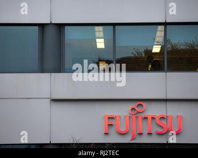 MONTREAL, KANADA - 9 November, 2018: Fujitsu Bank Logo auf Ihrer Hauptniederlassung für Montreal, Quebec. Fujitsu ist der japanische Computer- und IT-Equipment Bran Stockfoto