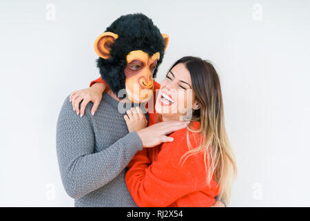 Lustig junge Paar, Freund tragen Affe Maske, verrückt und idiot Beziehung in Liebe Stockfoto