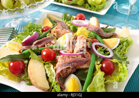 Nicioise Salat auf Tabelle angeordnet Stockfoto