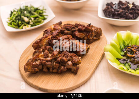Bein Lammbraten auf einer Stahlplatte Stockfoto
