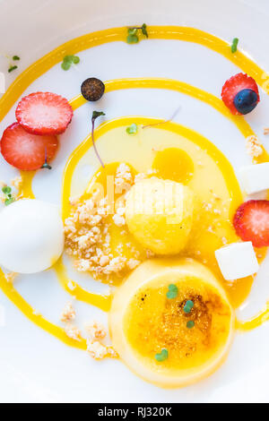 Mango Passion Fruit tart süße Nachspeise in weiße Platte Stockfoto