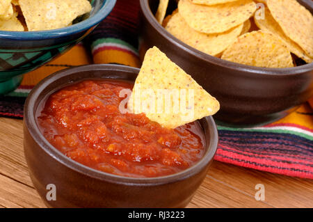Traditionelle mexikanische Sarape decken mit Salsa-Dip und Tortilla Chips. Stockfoto