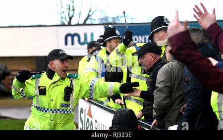 Britische Polizisten mit Schlagstöcken gezeichnet Polizeiarbeit Fußballspiel während Masse Störung DE Stockfoto