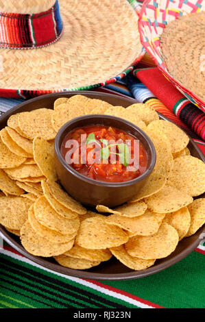 Mexikanische Sombreros und traditionellen Sarape decken mit Salsa-Dip und Tortilla Chips. Stockfoto